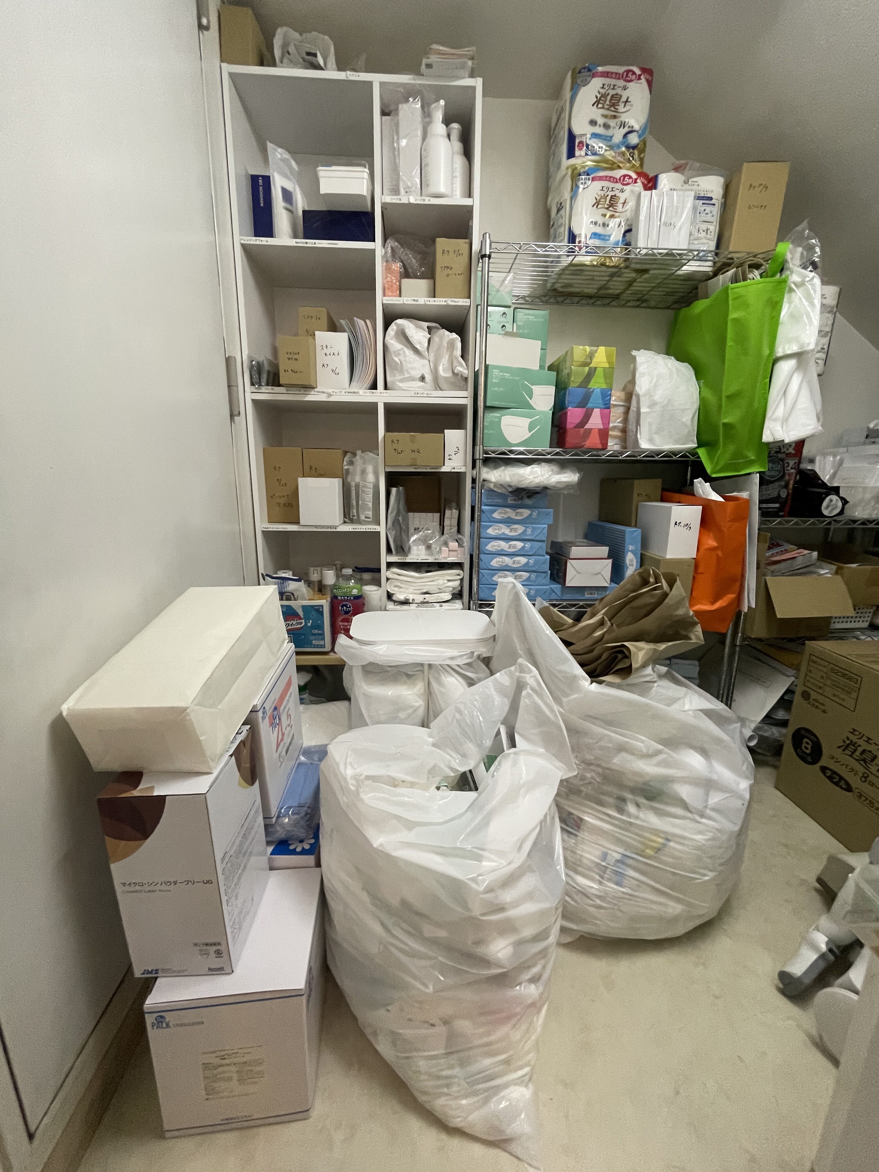 クリニックの倉庫を整理整頓